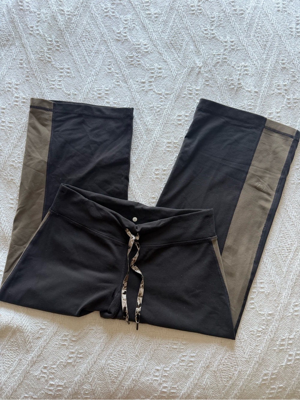 lululemon Black Tan Cropped Flare Capris Vintage Rare Size 4 Lounge Yoga